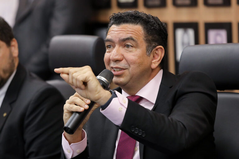 Juiz Douglas de Melo Martins dá um freio nas ações dos dirigentes da FMF (Foto: Reprodução)