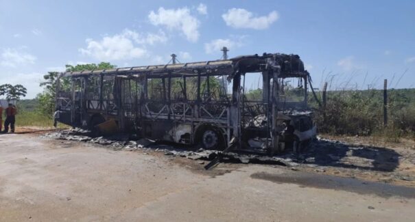 Ônibus é incendiado por criminosos na zona rural de São Luís