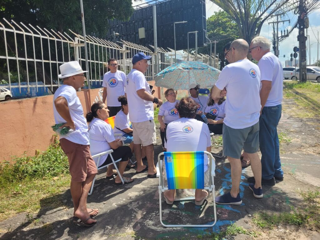 A manifestação ocorreu na calçada da entidade, que, segundo os moradores, mantém-se frequentemente fechada, impedindo o acesso dos associados às instalações e às informações da gestão (Foto: Divulgação)