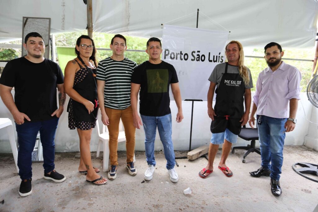 Os profissionais voluntários envolvidos na ação social “Beleza em Família”. (Foto: Danielle Vieira)