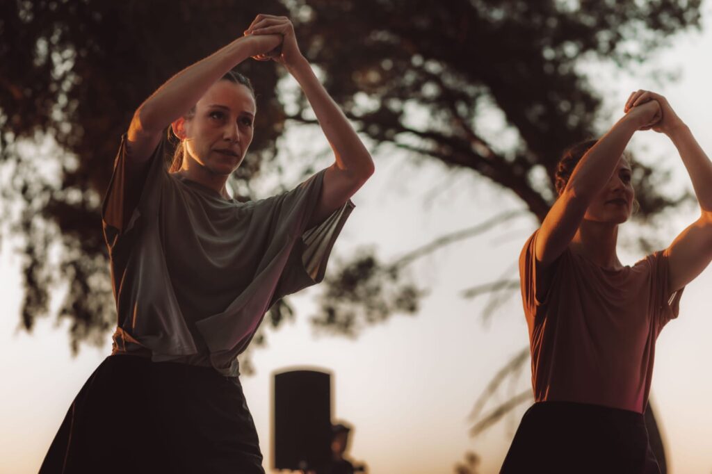 As bailarinas espanholas Marilisa Gallicchio e Alessia Sinato compartilham conhecimento na residência artística (Foto: Divulgação)