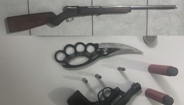 Foram apreendidas duas armas de fogo, sendo uma espingarda e um revólver, além de munições, pólvora e outros objetos (Foto: Divulgação/PC-MA)