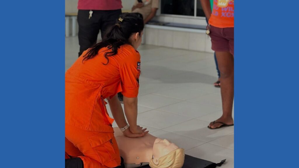 Corpo de Bombeiros orienta sobre manobra (Foto: Reprodução)