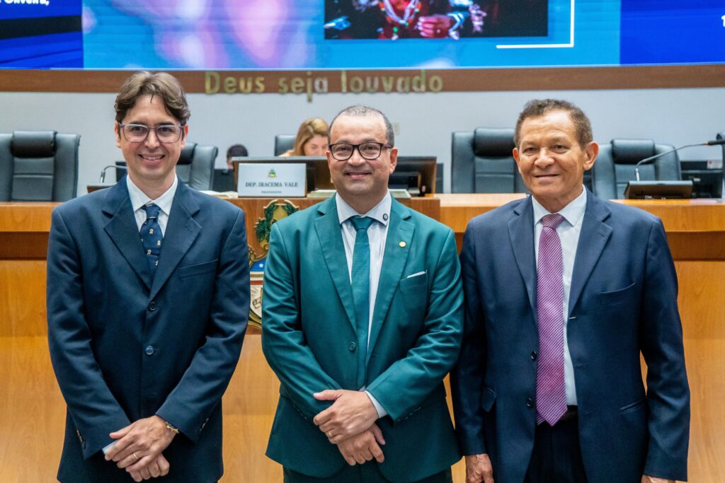 Deputado Adelmo Soares entre o acadêmico João Medeiros (e) e o jornalista e acadêmico Raimundo Borges, também diretor de Redação de O Imparcial (Foto: Divulgação)