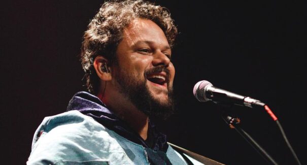Marcos Almeida leva turnê “Calado” ao Teatro Arthur Azevedo em outubro