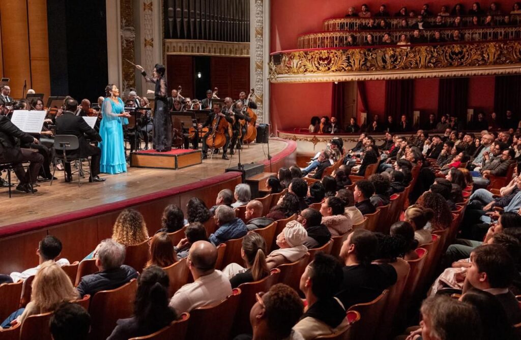 No Theatro Municipal de São Paulo, a solista maranhense Lívia Berrêdo cantou e encantou a plateia em noite especial de celebração ao talento lírico brasileiro. (Foto: Divulgação)