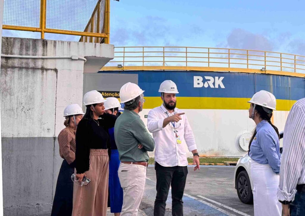 O Ger. de Operação & Manutenção da BRK Jefferson de Paula apresentando o sistema de abastecimento que atende às cidades de Paço do Lumiar e Ribamar. (Foto: Divulgação)