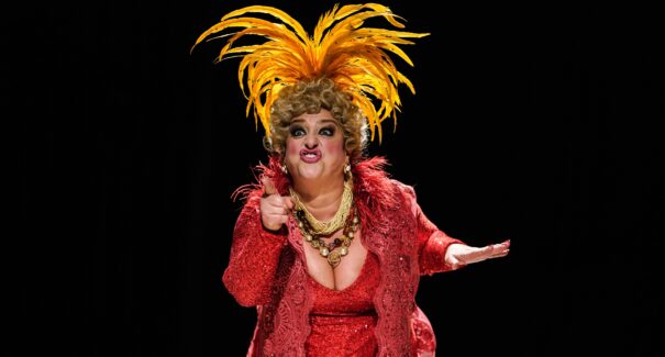 Teatro Arthur Azevedo recebe monólogo “Nasci pra ser Dercy”, com Grace Gianoukas