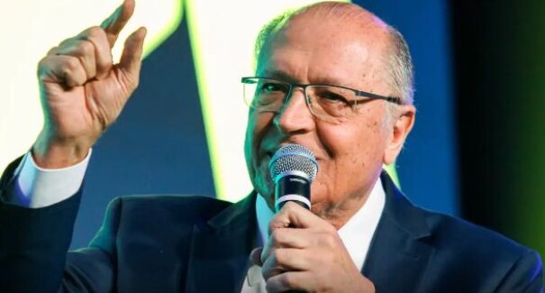 Plano para reduzir impactos do tarifaço deve sair até terça (12), diz Alckmin