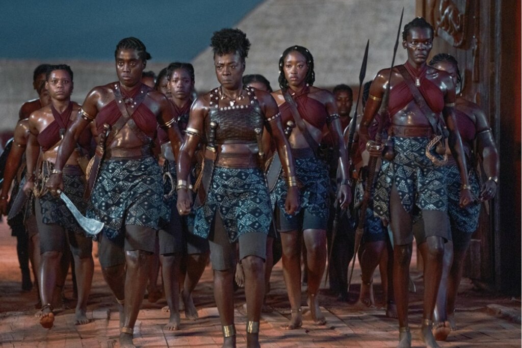 “A Mulher Rei” retrata a força das guerreiras Agojie contra colonizadores (Foto: Reprodução digital/Sony)
