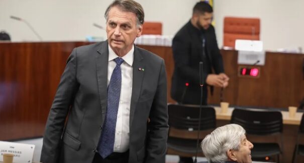 Deputados do PT pedem convocação de Bolsonaro para explicar fraudes no INSS