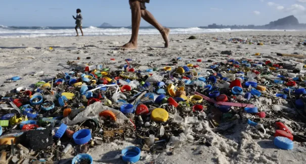 ABC lança relatório e alerta para urgência no combate à poluição por microplásticos