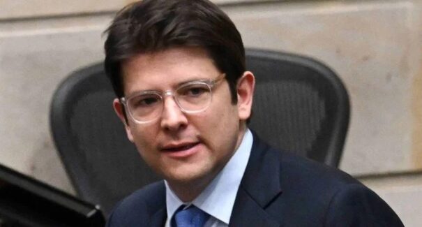 Morre Miguel Uribe, pré-candidato à presidência baleado na Colômbia