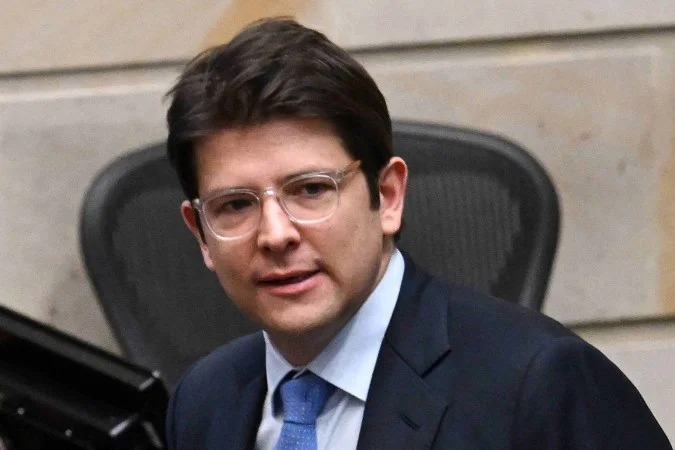 Miguel Uribe, 39 anos, foi alvo de um ataque a tiros em junho - (Foto: Raul ARBOLEDA/AFP)
