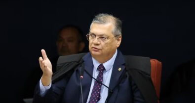 Dino aperta controle de emendas e proíbe “terceirização” por ex-parlamentares