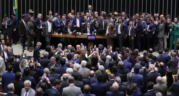 Quem são os deputados que podem ser punidos por motim no Congresso