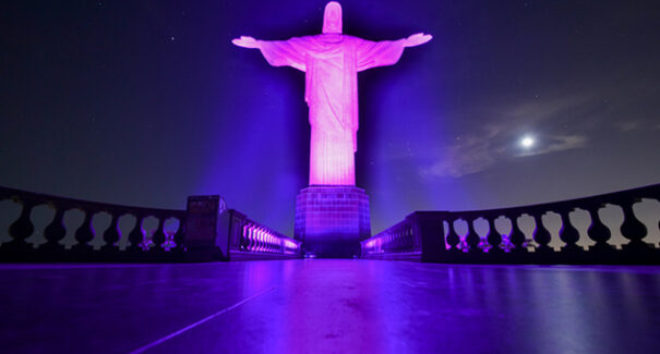 Cristo Redentor recebe iluminação especial em alusão ao Agosto Lilás