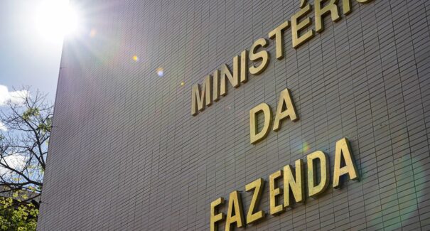 Despesas federais poderão crescer até R$ 168 bilhões em 2026