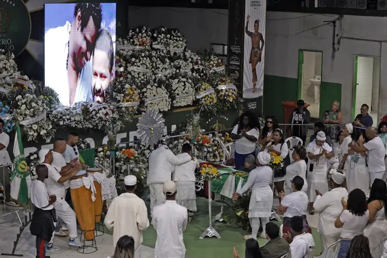 Familiares, amigos e fãs participam do velório do sambista Arlindo Cruz, na quadra da escola de Samba Império Serrano. (Foto: Tânia Rêgo/Agência Brasil)