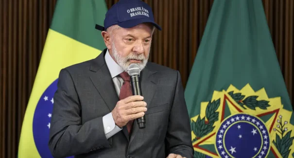 Lula cobra Congresso sobre possível cassação de Eduardo Bolsonaro
