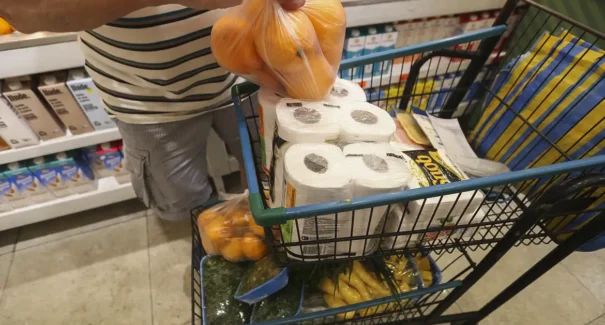 Conta de luz mais cara impulsiona inflação de julho, apesar da queda nos alimentos