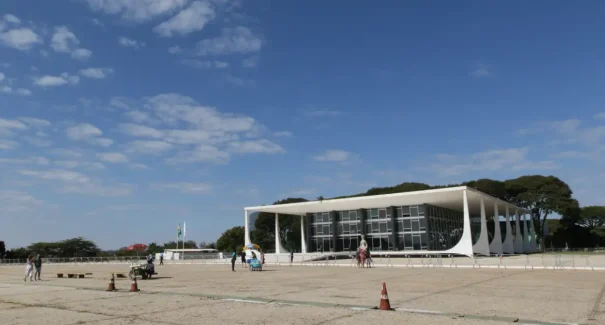 Homem é detido após ameaçar explodir mochila na Praça dos Três Poderes