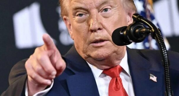 Trump escala ofensiva contra o Irã e promove troca no comando do Exército dos EUA