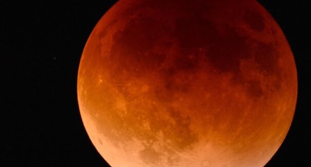 Eclipse lunar total acontece neste domingo e terá transmissão ao vivo