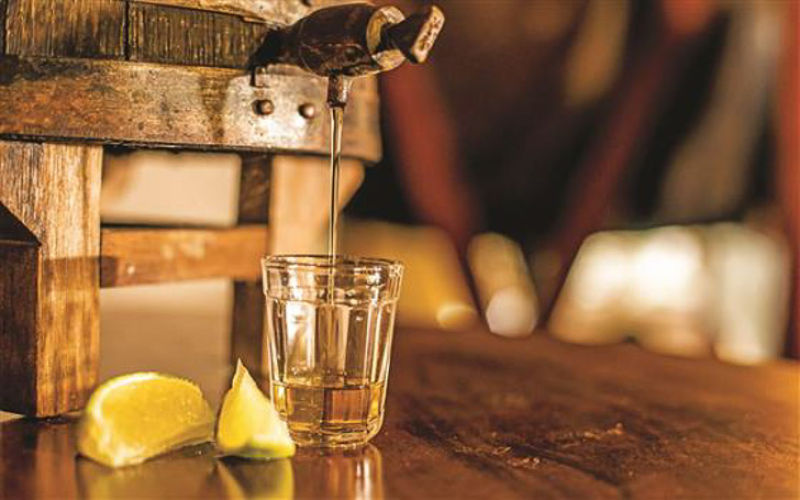 Durante muito tempo, a cachaça foi considerada uma bebida de baixo status, consumida apenas por escravos e pela população pobre (Foto: Reprodução)