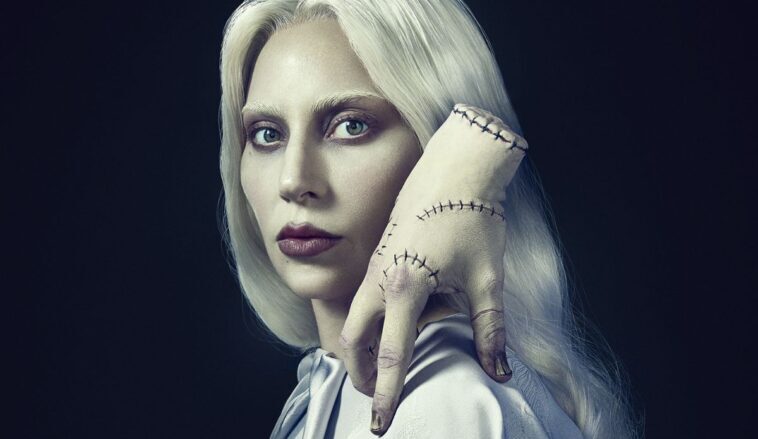 Lady Gaga lança três músicas inéditas e videoclipe ligado à série Wandinha