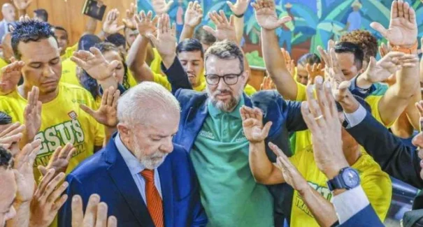 Lula critica uso eleitoral da religião e diz que prioridade é atender os mais pobres