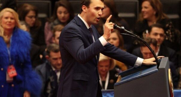 Charlie Kirk, aliado de Trump, morre após atentado nos EUA