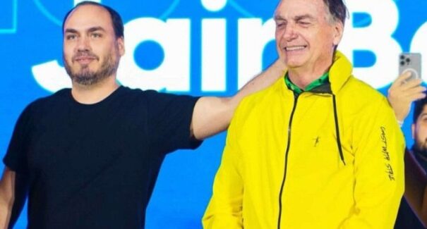 Jair Bolsonaro enfrenta nova crise de soluços e vômitos em casa, diz Carlos Bolsonaro