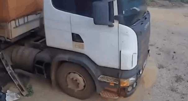 Carreta desgovernada invade casa e fere três pessoas em Açailândia