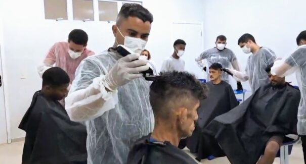 Projeto promove ação social com cortes de cabelo a pacientes do Hospital Dr. Jackson Lago