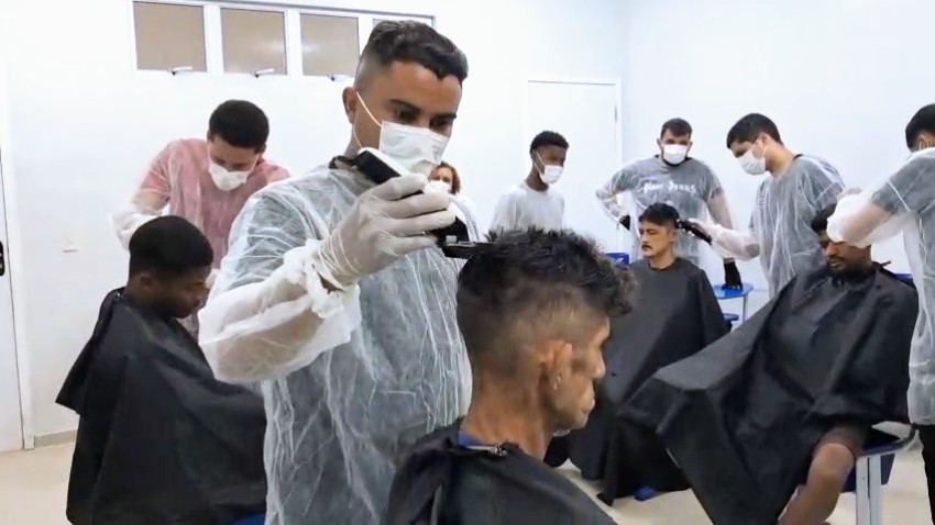 O projeto foi desenvolvido em parceria com os estudantes do curso de Barbearia do Senac (Pinheiro) (Foto: Divulgação)