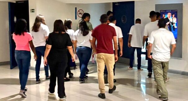 Adolescentes da Funac participam de tarde no cinema