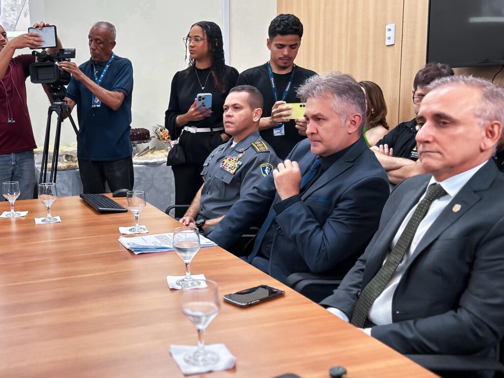 Durante anos, veículos recolhidos em investigações permanecem parados sem definição de destino. (Foto: Divulgação)