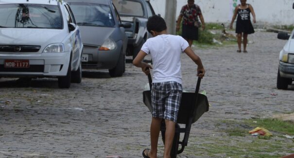 Trabalho infantil volta a crescer no Brasil em 2024 após queda histórica no ano anterior
