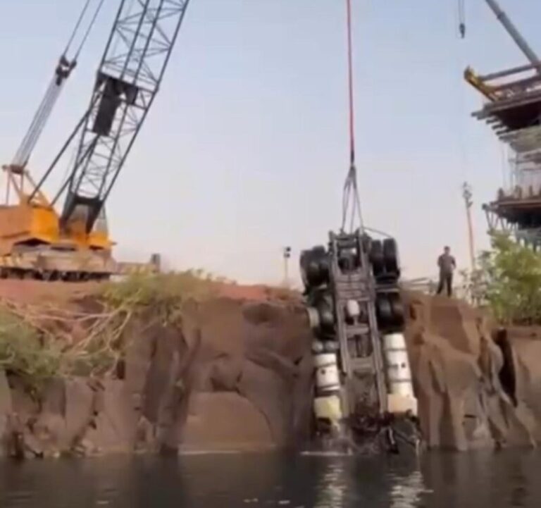 Resgate retira primeiro caminhão submerso no Rio Tocantins após trágico desabamento de ponte