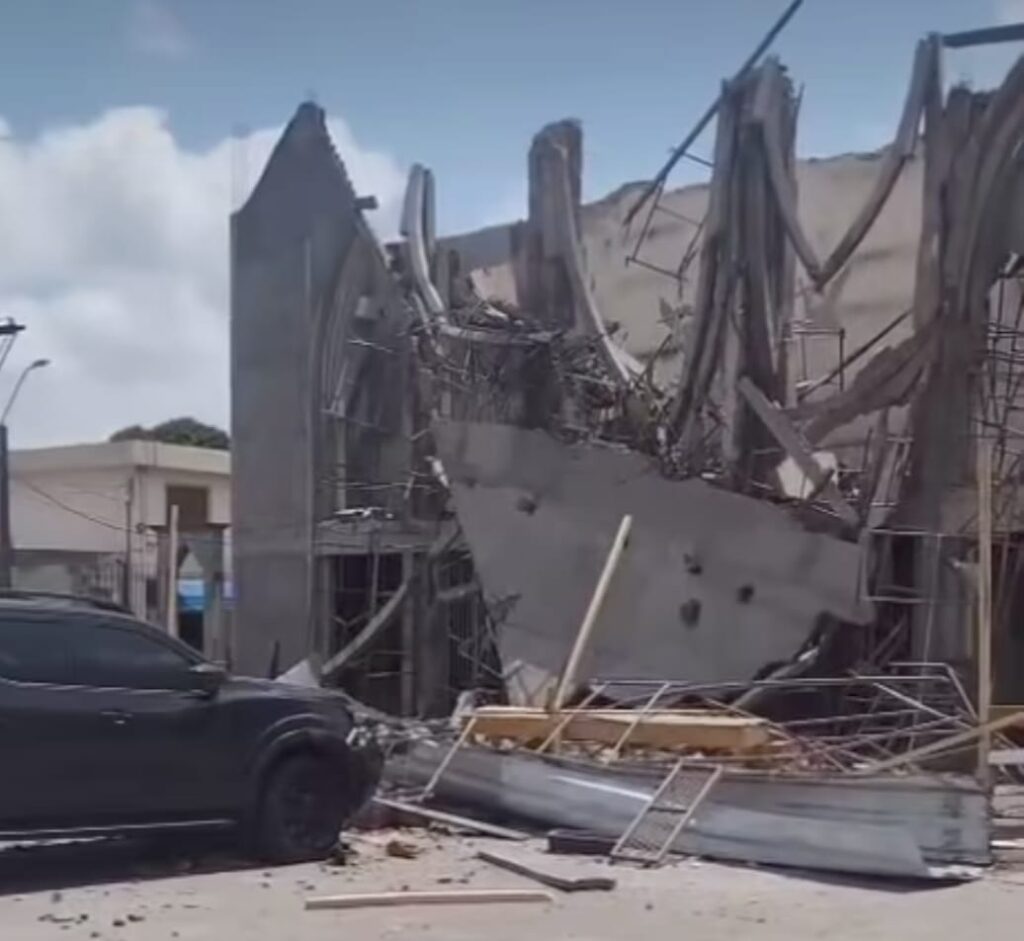 Fachada da Igreja de Nossa Senhora do Perpétuo Socorro desaba na Cohab