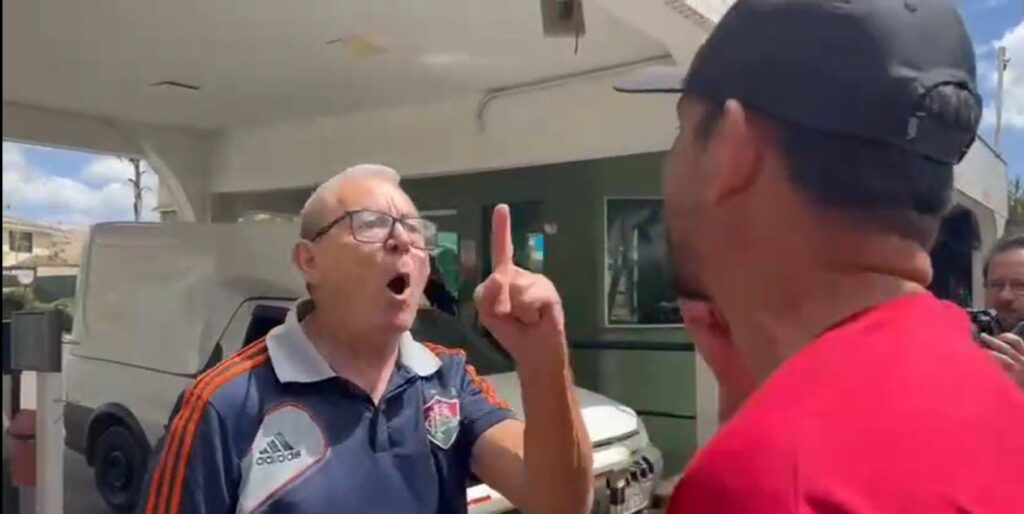 Manifestante e bolsonarista brigam em frente à casa do ex-presidente; veja