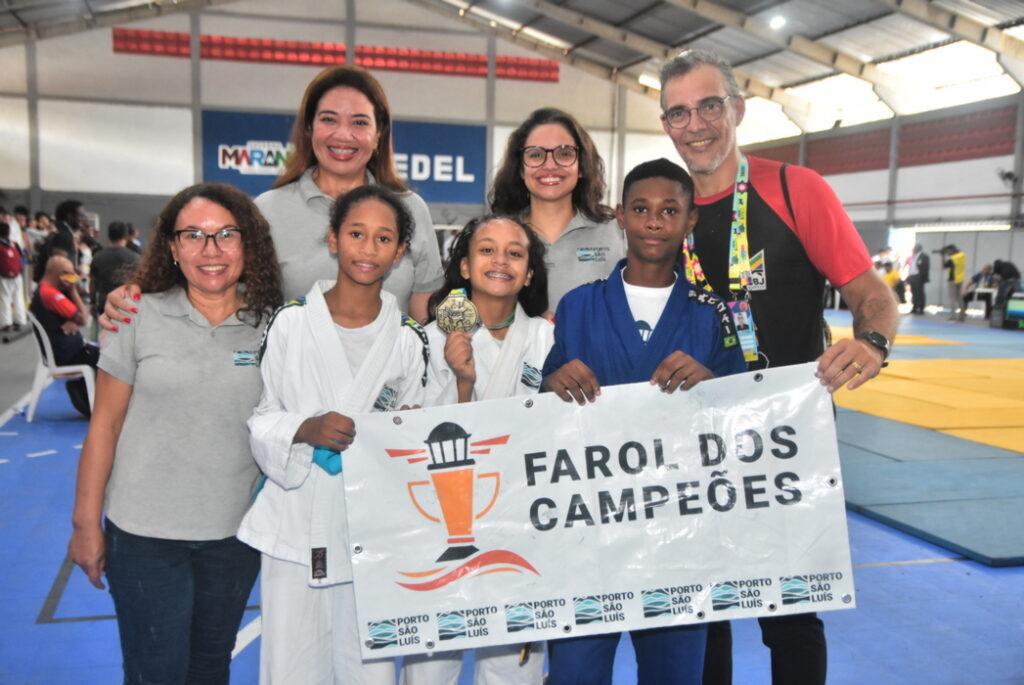 O time social do Porto São Luís, Lívia Cândice, Debora Rodrigues e Quilana Viégas com o Sensei Witaçuci Bezerra e os judocas do projeto Farol dos Campeões que competiram no JEM´s, Larissa Valentim Ferreira, RKayara Ferreira e Wesley Santos. (Foto: Divulgação) 