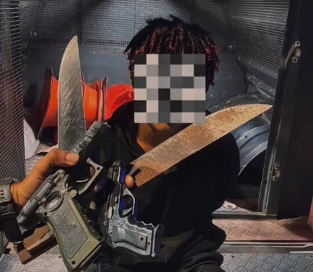 Homem é preso com simulacros de arma de fogo, facões e drogas próximo ao Mercado do Peixe em São Luís