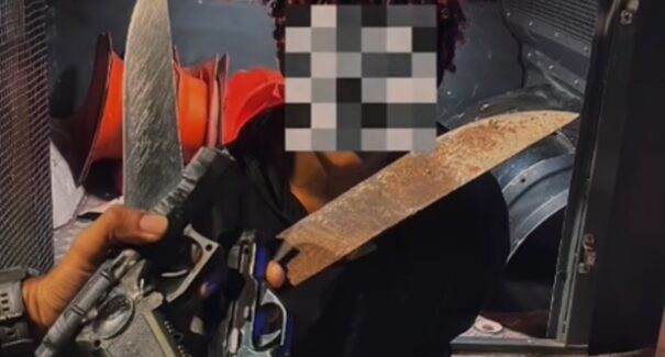 Homem é preso com simulacros de arma de fogo, facões e drogas próximo ao Mercado do Peixe em São Luís