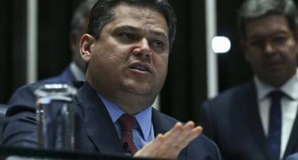 Alcolumbre busca alternativa à anistia para evitar choque com STF