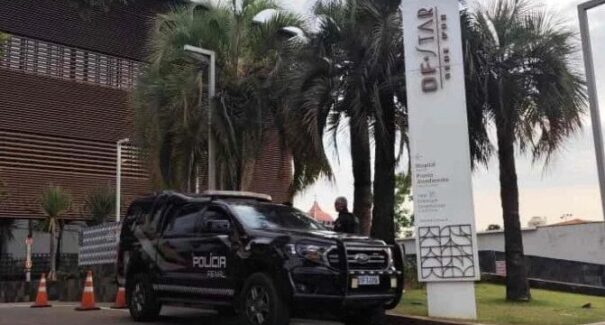 Bolsonaro passa noite internado após mal-estar em prisão domiciliar