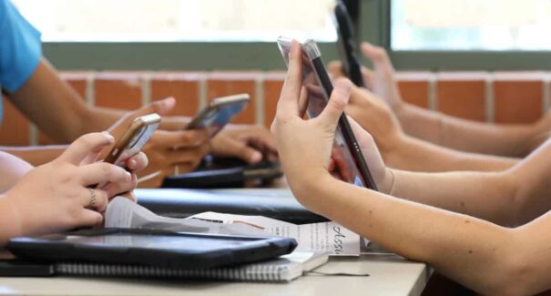 Restrição ao uso de celulares tem resultados positivos e aumenta atenção de estudantes