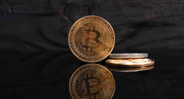 O que impulsiona a alta histórica do Bitcoin e como investidores podem aproveitar?