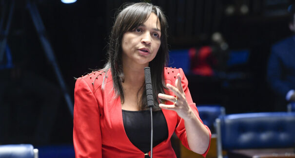 Eliziane Gama entra em embate com relator da CPMI do INSS